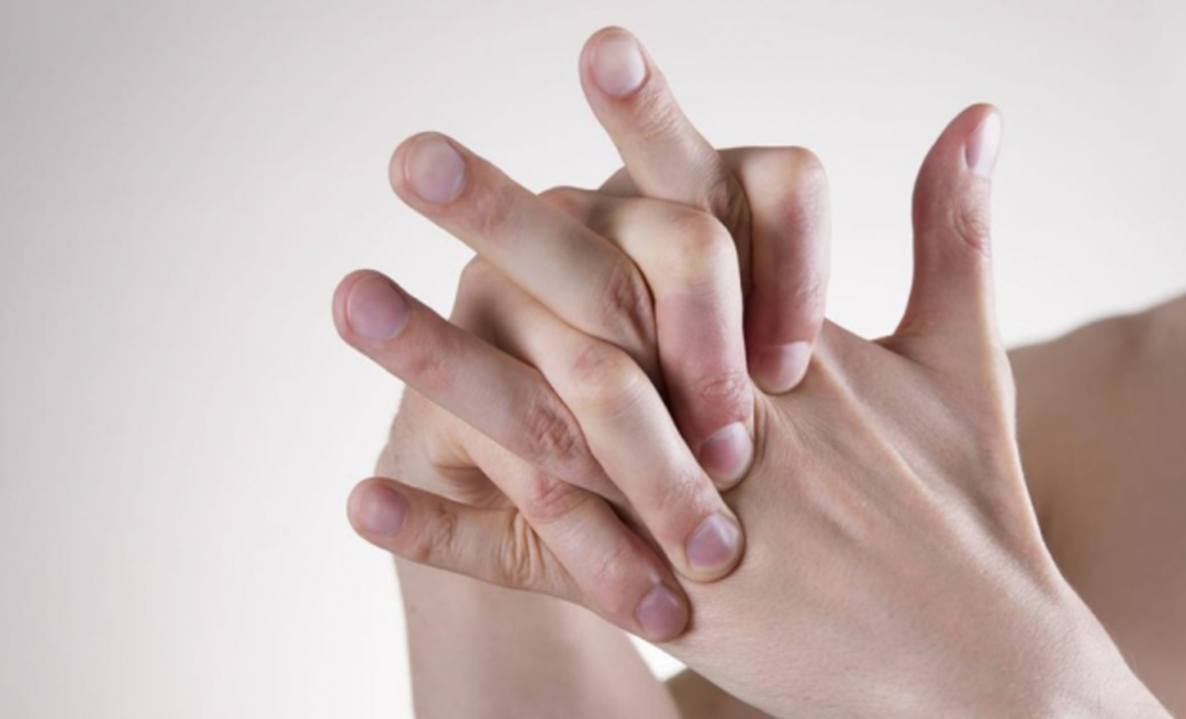 Kakšna je škoda pokanja prstov, kako se tega znebiti?