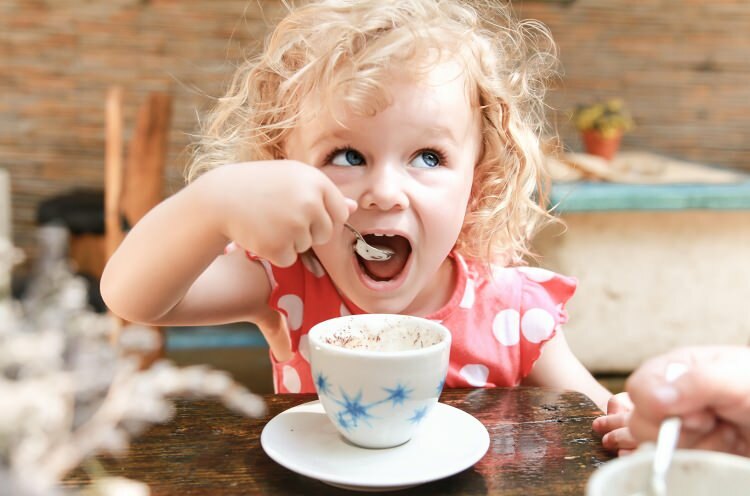 Lahko otroci pijejo kavo? Je škodljiv?