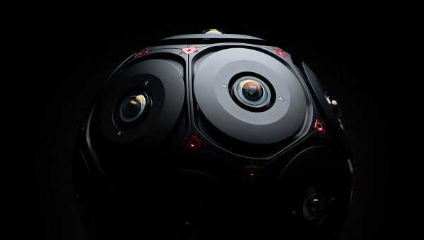 Oculus je kamero Manifold prvič predstavil s strani RED s Facebook 360, profesionalno izdelano 3D / 360 ° kamero, pripravljeno v sodelovanju z RED.