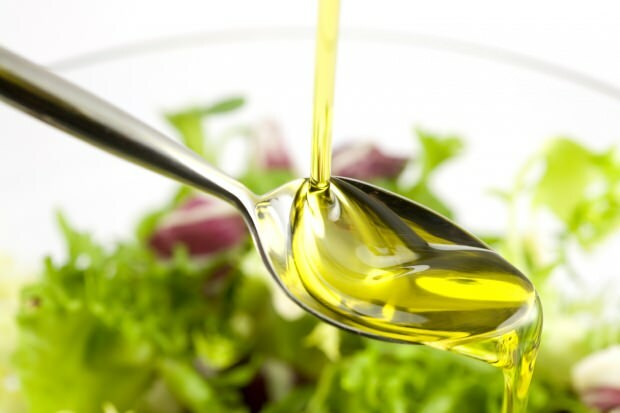 Kakšne so prednosti oljčnega olja za kožo in lase? Kako se oljčno olje nanaša na lase in kožo?