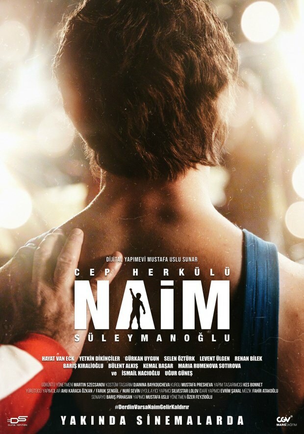 Ljudje postavljajo plakat filma Naim