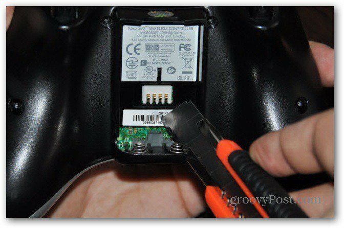 Spremenite analogne palčke za krmilnik Xbox 360, odvijte zadnji rezalni vijak