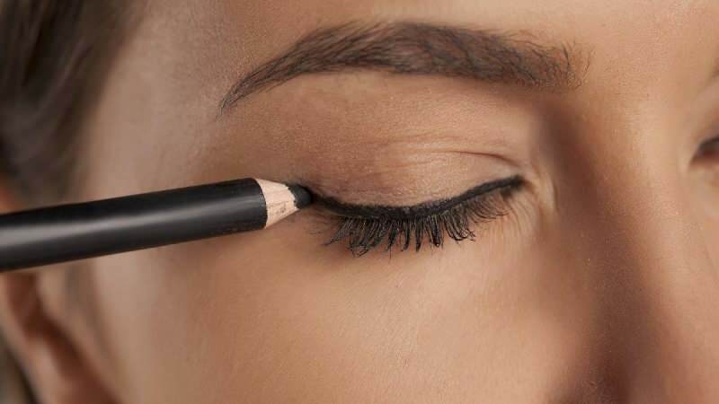 Kako narisati najlažji eyeliner? Kakšne so metode risanja eyelinerja?