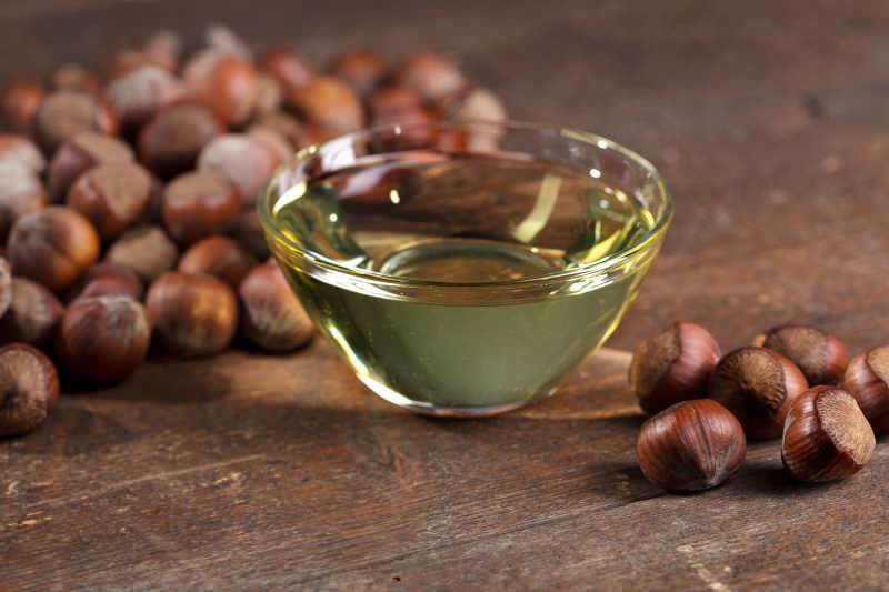 Lešnikovo olje je še posebej koristno za suho kožo in lase.
