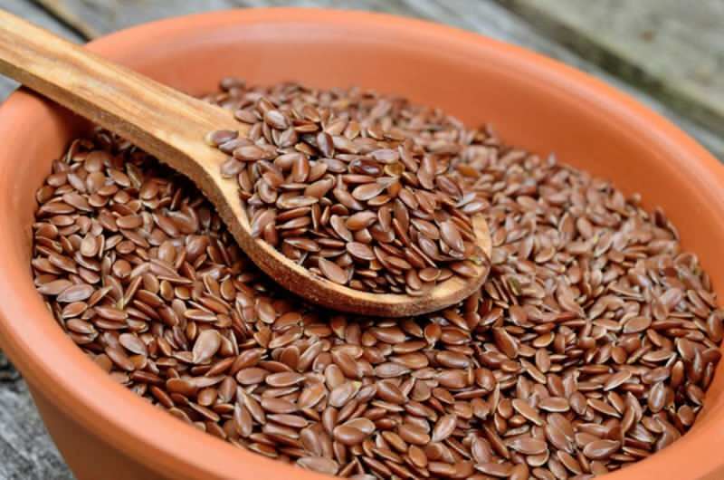 Lanena semena lahko v prahu dodajamo obrokom ali solatam