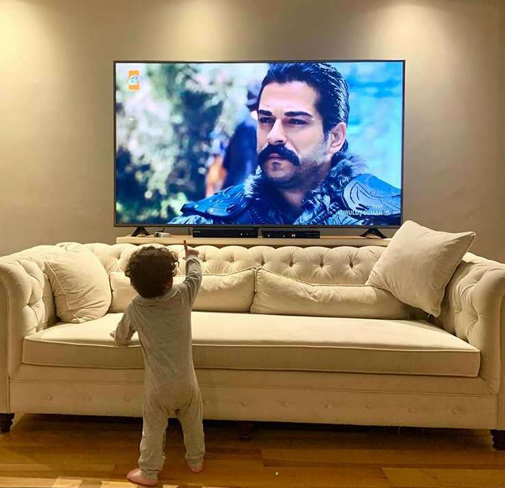 Burak Özçivit je sina prvič delil! Ko je Karan Özçivit na televiziji videl svojega očeta ...