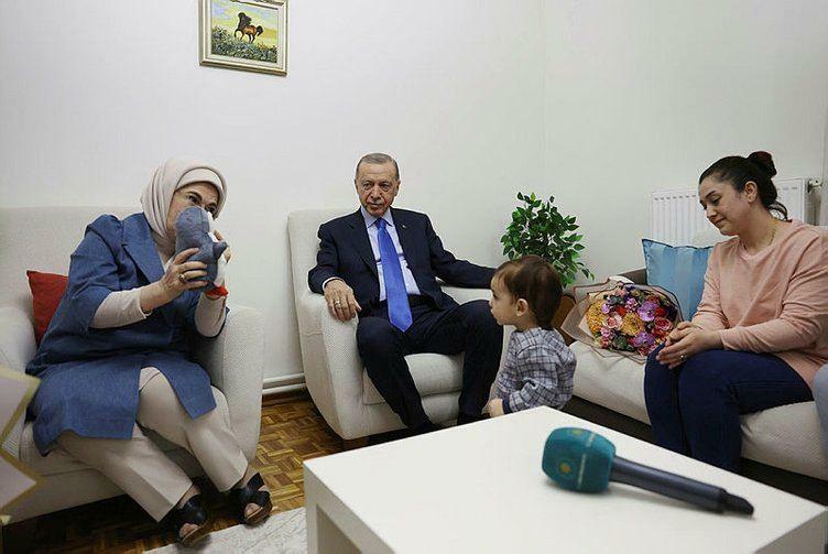 Predsednik Recep Tayyip Erdoğan in njegova žena Emine Erdoğan sta obiskala družino preživelega potresa