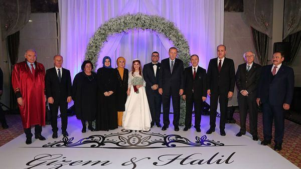 Predsednik Erdogan je bil istega dne priča dvema porokama