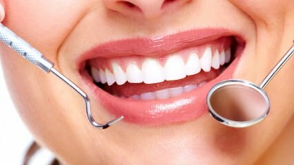 Povzroča motnje v dlesni in krvavitev?