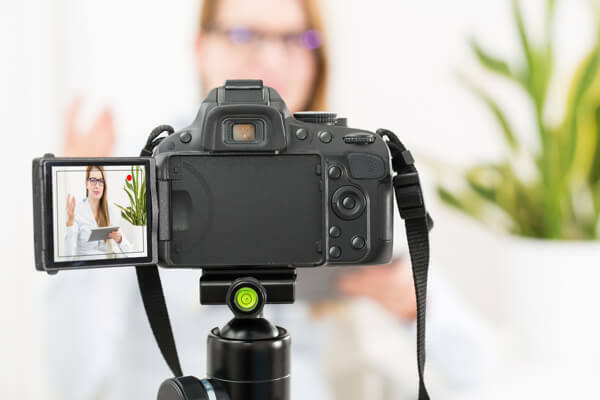 Digitalni zrcalno-refleksni fotoaparat je odlična izbira za snemanje kakovostnega videa.