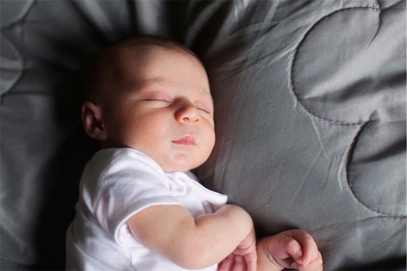 Je škodljivo tresti dojenčke, ki stoje? Stoječa metoda tresenja spanja