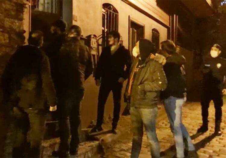 Policija je vdrla v hišo Özge Özpice
