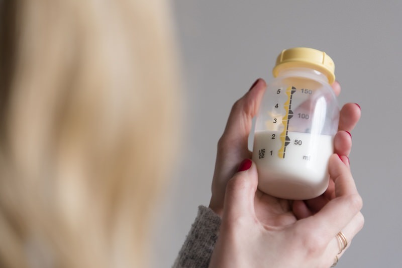 Kako izraziti in shraniti neboleče materino mleko? Metoda dojenja ročnih in električnih črpalk