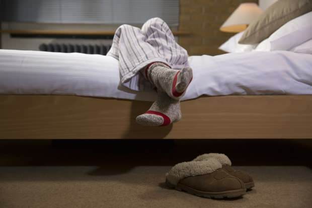 sindrom nemirnih nog povzroča motnje spanja s hudimi bolečinami