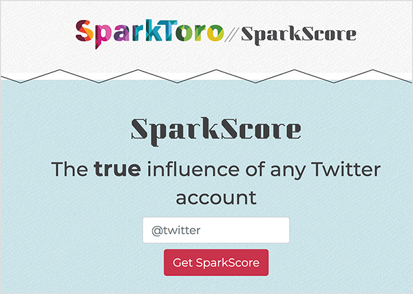 To je posnetek zaslona spletne strani SparkScore. Na vrhu je logotip SparkToro, kar je ime v izjemno krepki pisavi z geometrijskimi območji mavričnih barv. Po dveh poševnicah naprej je ime orodja SparkScore. Slogan je "Resnični vpliv katerega koli Twitter računa". Pod sloganom je belo polje z besedilom, ki uporabnika pozove, da vnese svoj ročaj za Twitter, in rdeči gumb z oznako Get SparkScore.