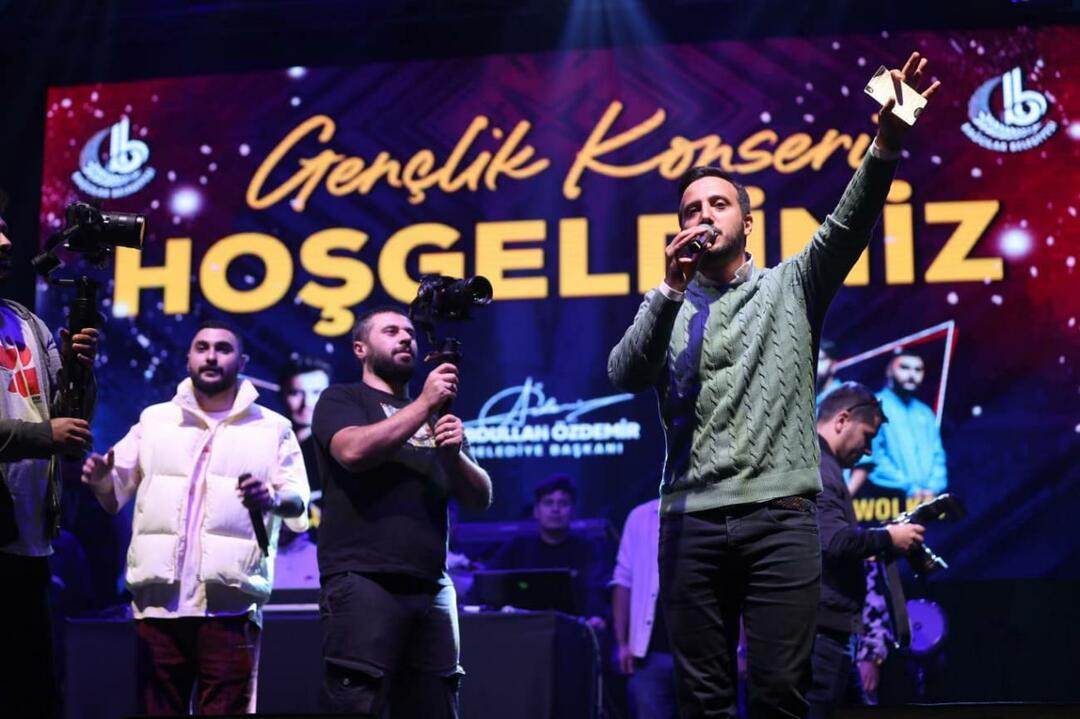 Mustafa Ceceli je na Mladinskem koncertu v Bağcılarju pihal kot veter!