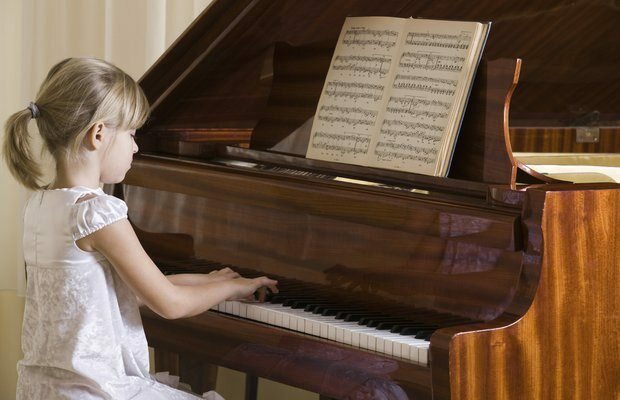 V kateri starosti lahko otroci igrajo glasbila?