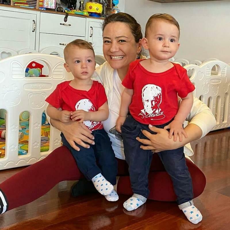 Nova poza voditeljice Ezgi Sertel z otrokoma dvojčkoma!