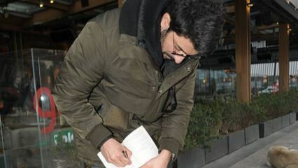 Engin Akyürek je podpisal knjigo