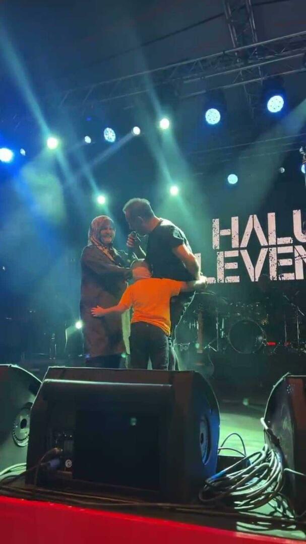 Haluk Levent je ukrepal za Muhammeta Alija, ki je na njegovem koncertu izgubil mamo