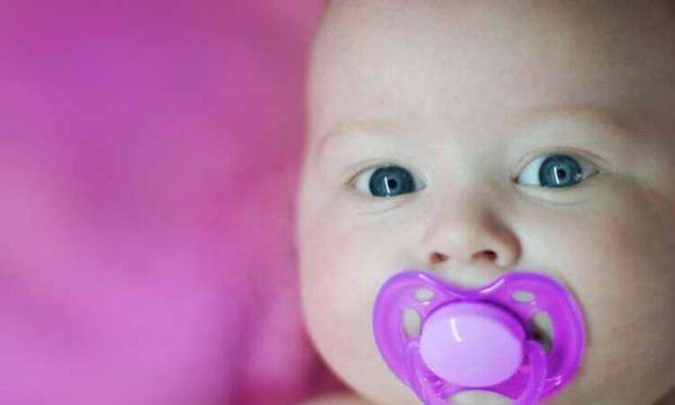 Ali duda pokvari zobno strukturo? Ali je škodljiva uporaba dude pri novorojenčku?