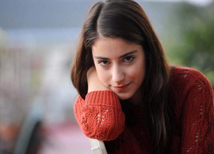 Hazal Kaya: Revije niso objavili, ker imam prekomerno telesno težo!