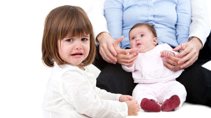 Kako naj se otrok obnaša ljubosumno na svojega brata? Ljubosumje novorojenega brata ali sestre