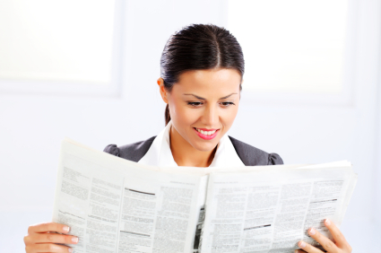 poslovna ženska bere časopis