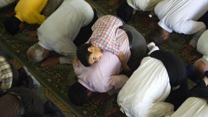 Ali naj otroke odpeljejo k molitvi tarawih?
