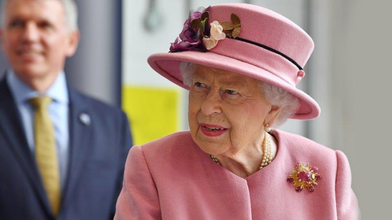 Kraljica II. Elizabeth je šla ven brez maske! Po koncu 7 mesecev ...