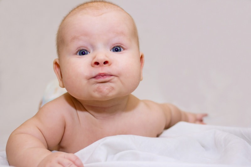 Kdaj je treba pri dojenčkih rezati jezik?