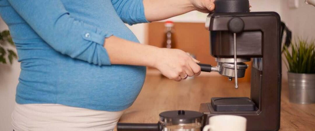 Pol skodelice kave na dan med nosečnostjo skrajša višino otroka za 2 cm