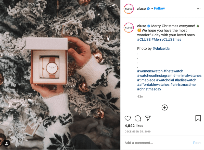 instagram objava iz @cluse, ki prikazuje sliko modela, zasušenega z snežinko, ki drži uro pred zasneženim drevesom avtorja @dulceida s hashtagi #cluse in #meryclusemas