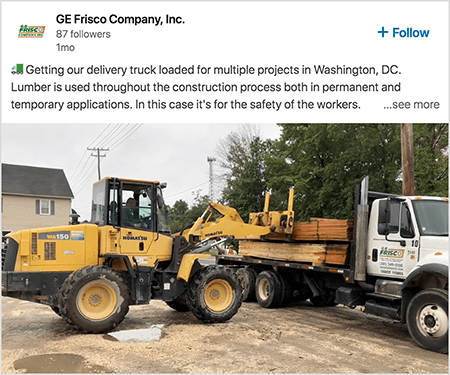 To je posnetek zaslona videoposnetka LinkedIn, ki prikazuje gradbena dela. Video je objavila družba GE Frisco Company, Inc. V besedilu videoposnetka piše: »Nalaganje dostavnega vozila za več projektov v Washingtonu, DC. Les se uporablja v celotnem gradbenem postopku tako za trajne kot začasne namene. V tem primeru gre za varnost delavcev. " Na video posnetku viličar nalaga les na ploski tovornjak.
