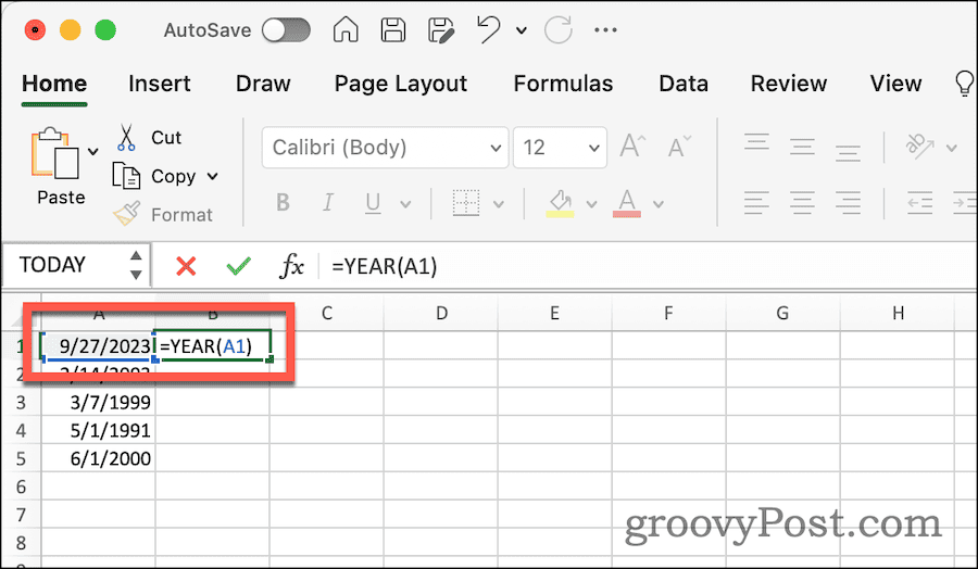 Uporaba funkcije YEAR za ekstrahiranje leta iz datuma v Excelu
