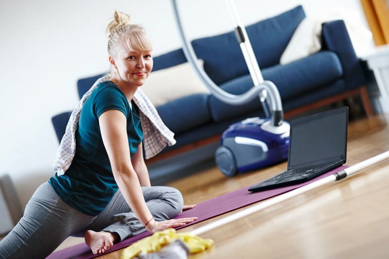 Ko delate doma, lahko tudi z vadbo ohranjate kondicijo.