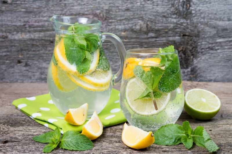 mineralna voda z limono sprošča želodec