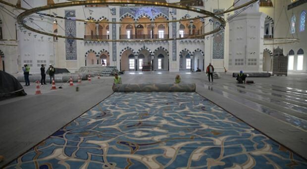 Postavljene so preproge mošeje lamlıca