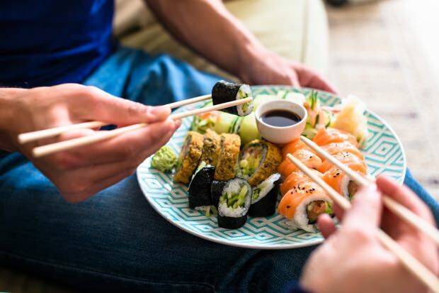 Kako jesti suši? Kako narediti suši doma? Sushi triki