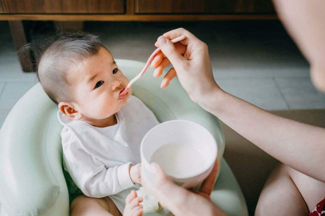 hranjenje dojenčka z jogurtom