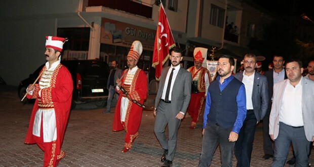 Župan Nevşehirja je ljudi dvignil z ekipo mehterja