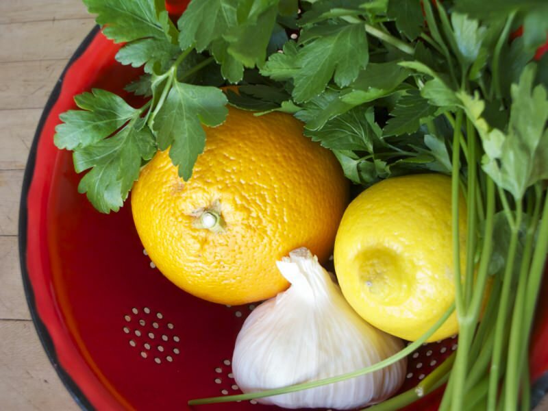 Kako zdraviti peteršilj limono in česen?
