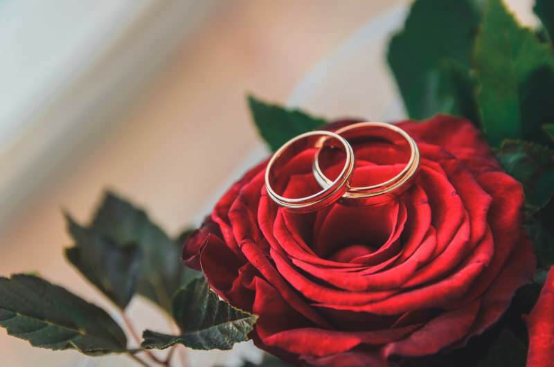 Zakaj se poročni prstan nosi na levem prstu