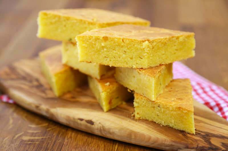 Kako najlažje narediti koruzni kruh s sirom? Nasveti za koruzni kruh s sirom