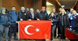 Pohvale tujih ekip za iskanje in reševanje Turkom: Cele dneve so spali na ulici!