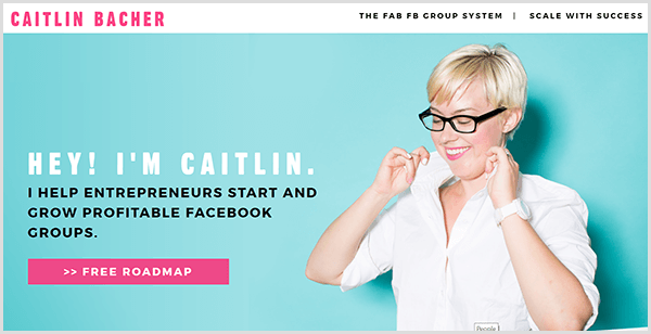 Spletno mesto Caitlin Bacher ima teat ozadje s fotografijo, na kateri Caitlin povleče ovratnik srajce. Črno besedilo pravi Hej, jaz sem Caitlin in podjetnikom pomagam pri ustanavljanju in rasti donosnih Facebook skupin.