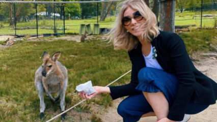 Igralka Zerrin Tekindor je z lastnimi rokami nahranila kenguru!
