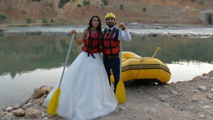 Noro par je naredil rafting s poročno obleko in ženinom