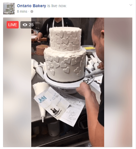 Ta neposredni prenos omogoča gledalcem, kako pekarna okrasi poročne torte.