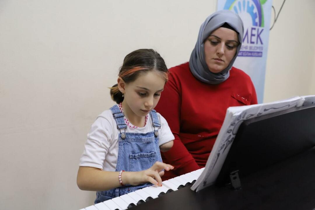 Zeynep, ki se ni rodila z levo roko, podpira mama.